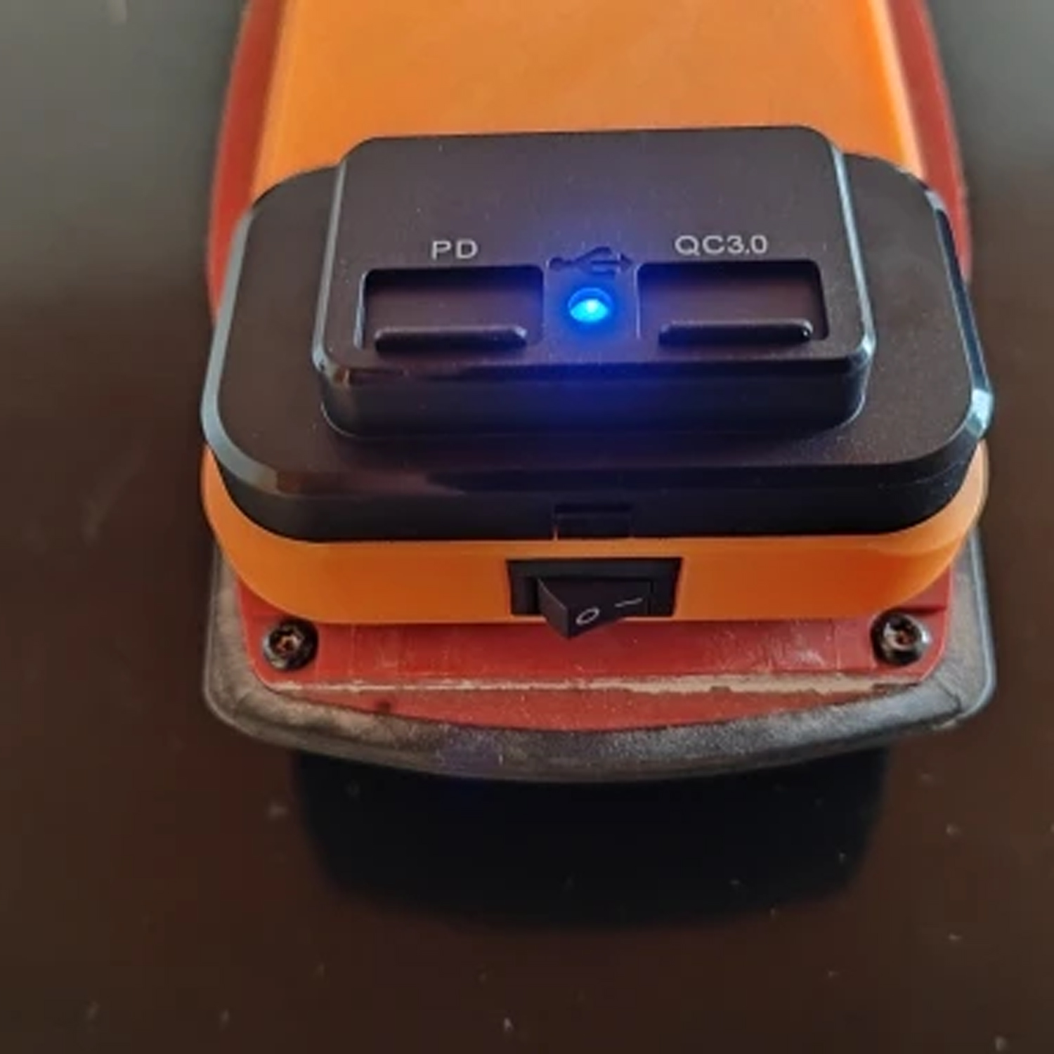 شاحن بطارية وبنك طاقة لبطارية  - مراجعة Power Tools Hilti وسعره